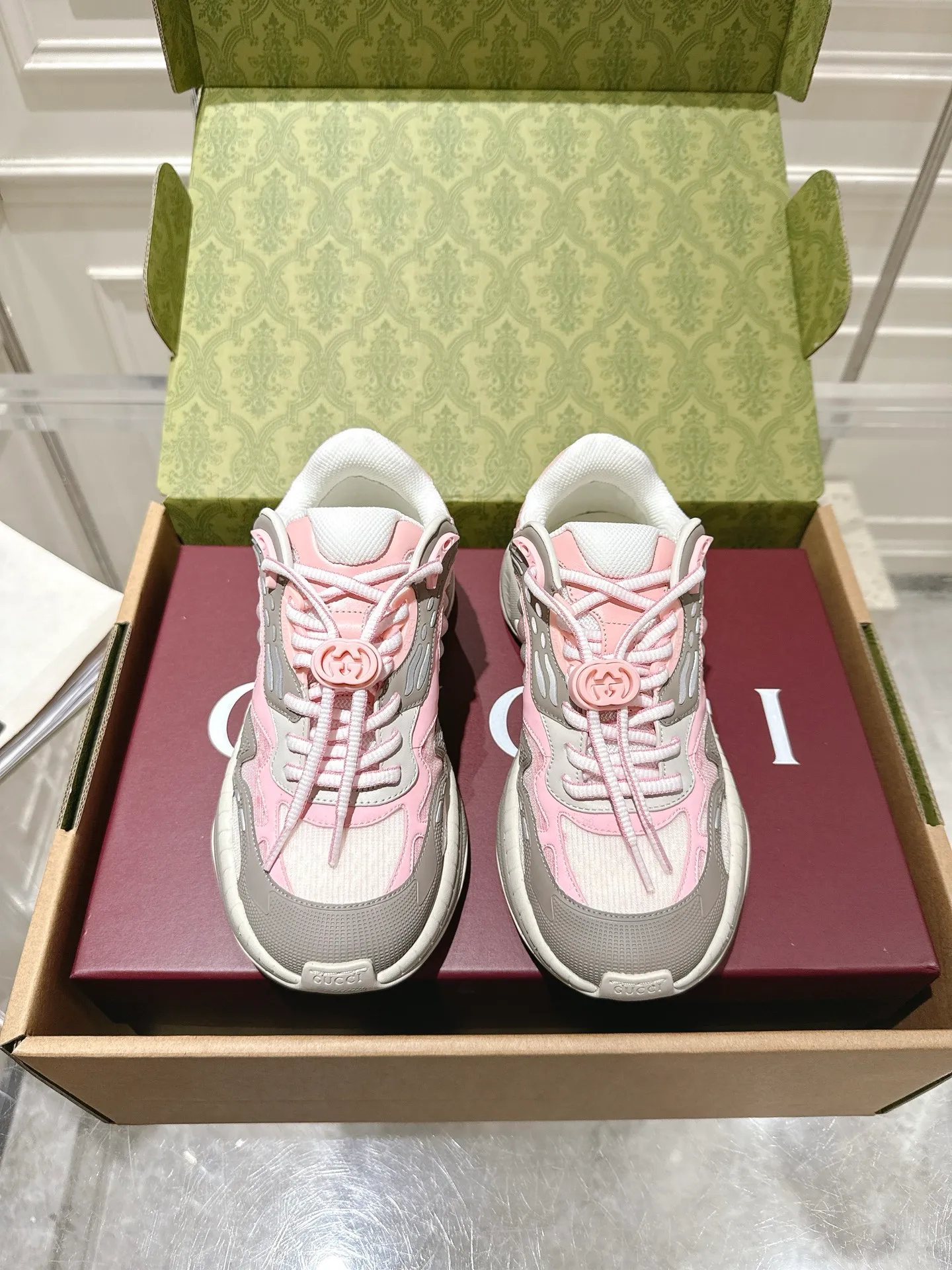 👟👟Ex-factory price 980👟👟Upgraded version with airplane case Gucci Gucci 25ss hot new style couple style retro sports shoes dad shoes This Gucci 2.0 reinterprets the brand's iconic striped webbing elements. This new interpretation of iconic details uses EVA thick soles with a smart silhouette, bringing a stable and comfortable wearing experience. Delivered in exquisite packaging. Fabric: Made of original imported cowhide/technical fabric. Inner foot pad: Breathable mesh. Heel height: 4cm. Sole: Original customized ultra-light foam rubber outsole. Size: 35-45 (women's size 40, men's size 45, custom-made, non-returnable)